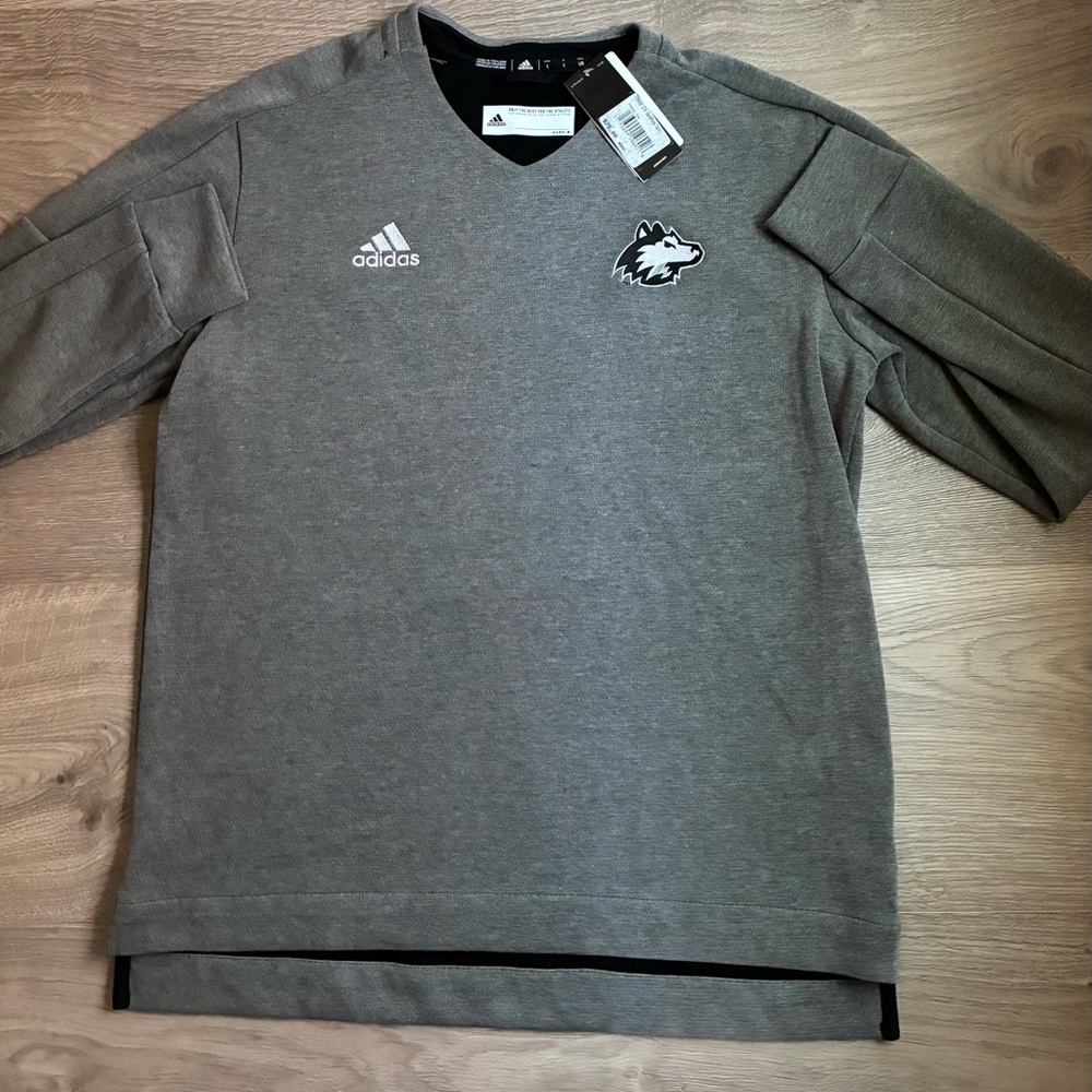 NWT Northern Illinois University Huskies V-Neck Pullover Sweatshirt Size Large